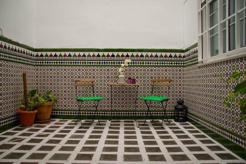 Hostal La Muralla Seville Exterior photo