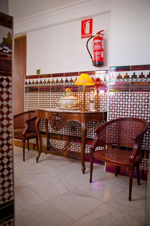 Hostal La Muralla Seville Exterior photo