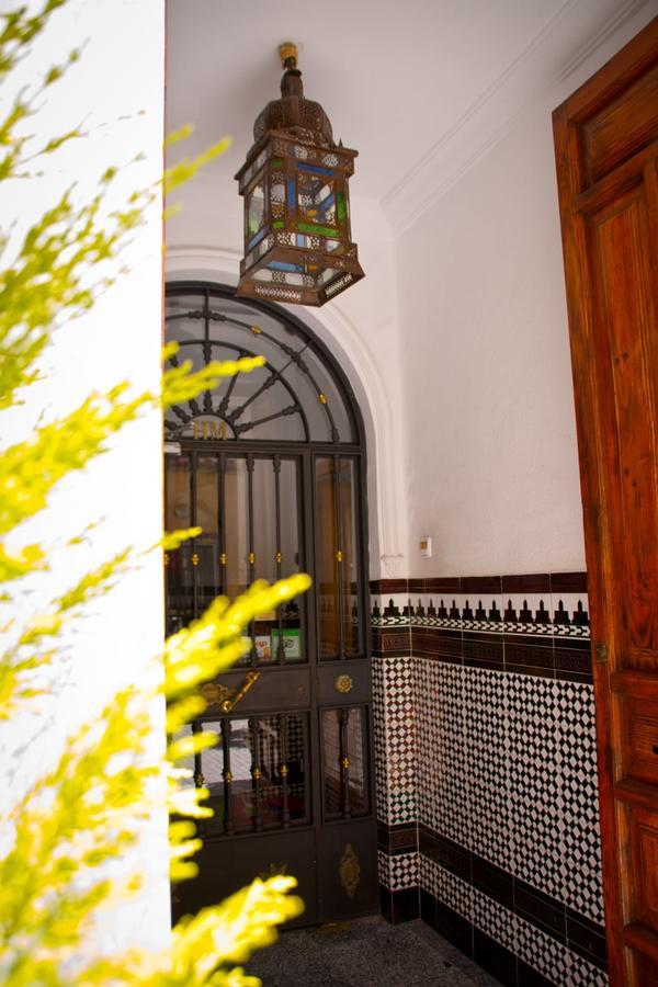 Hostal La Muralla Seville Exterior photo
