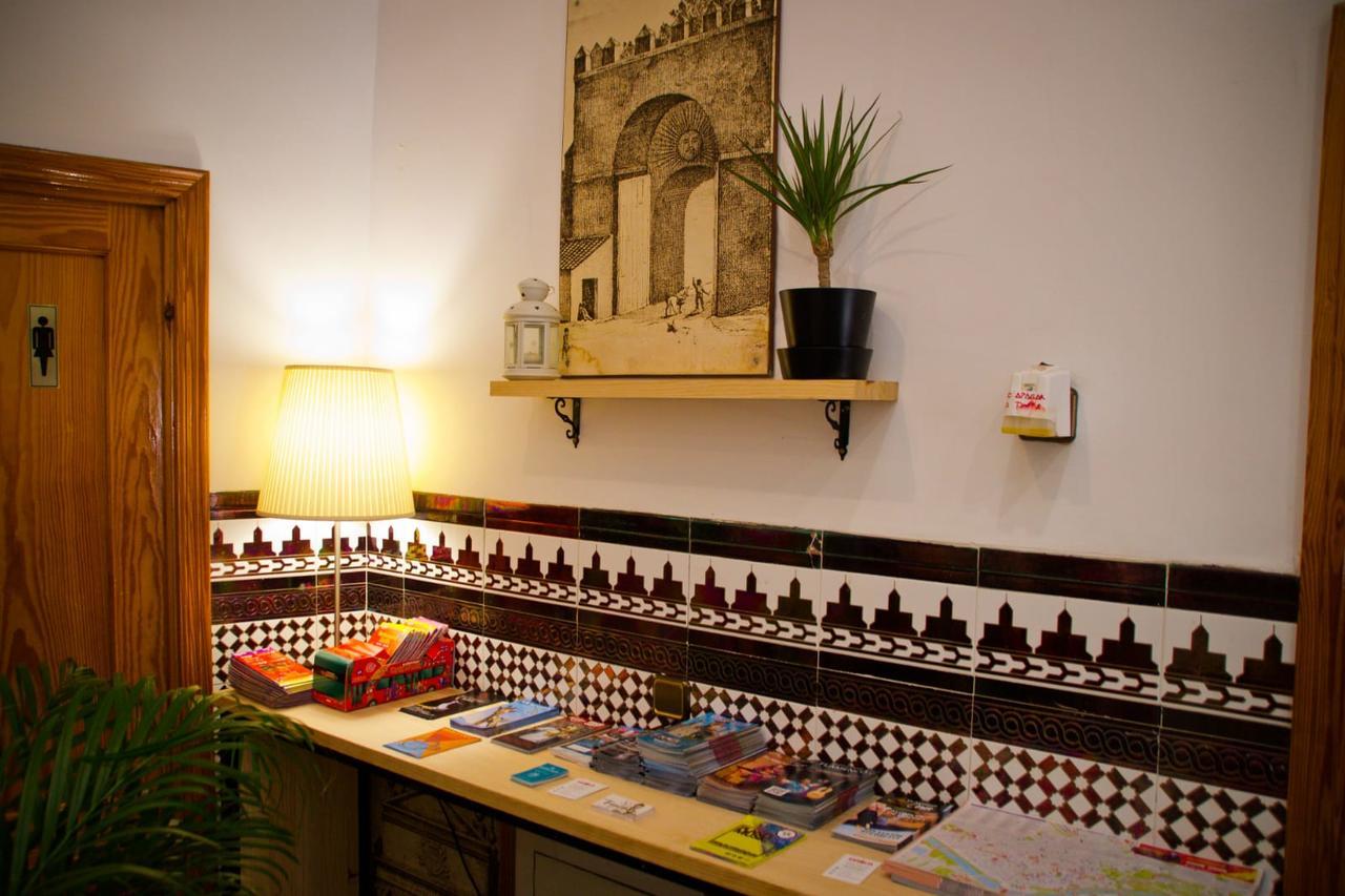 Hostal La Muralla Seville Exterior photo