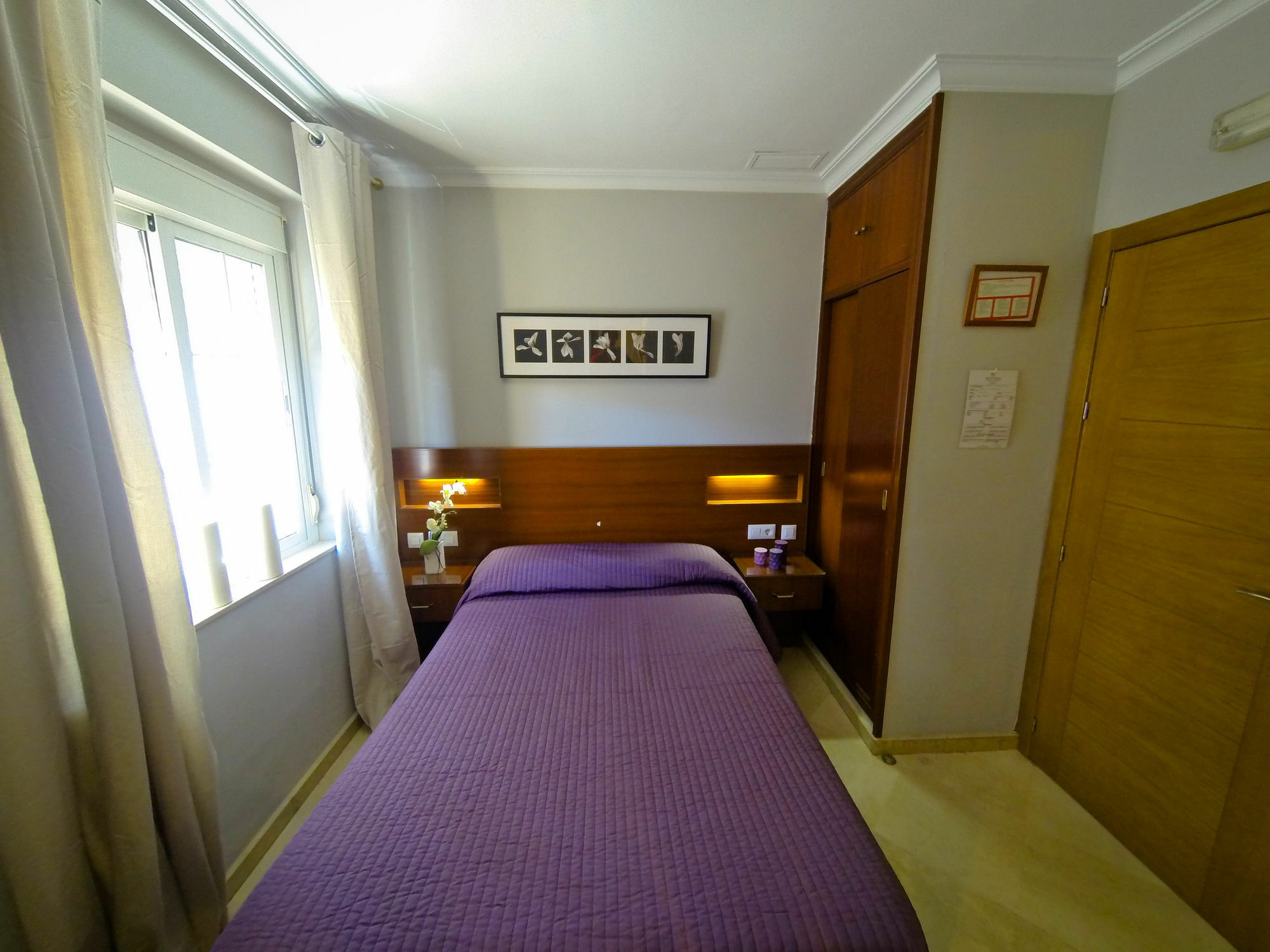 Hostal La Muralla Seville Exterior photo