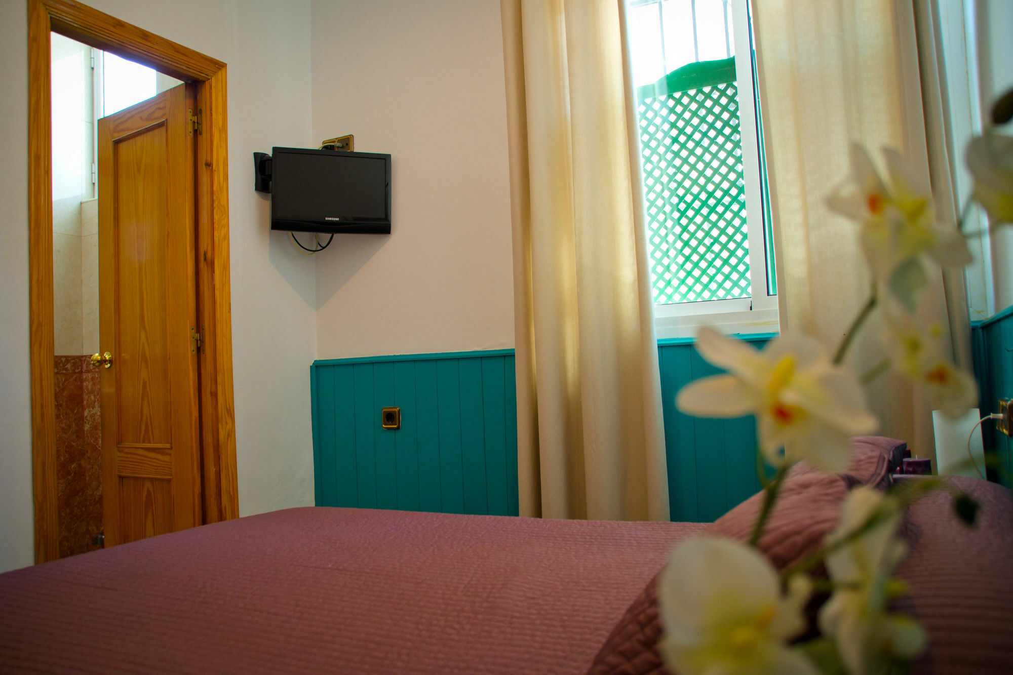 Hostal La Muralla Seville Exterior photo