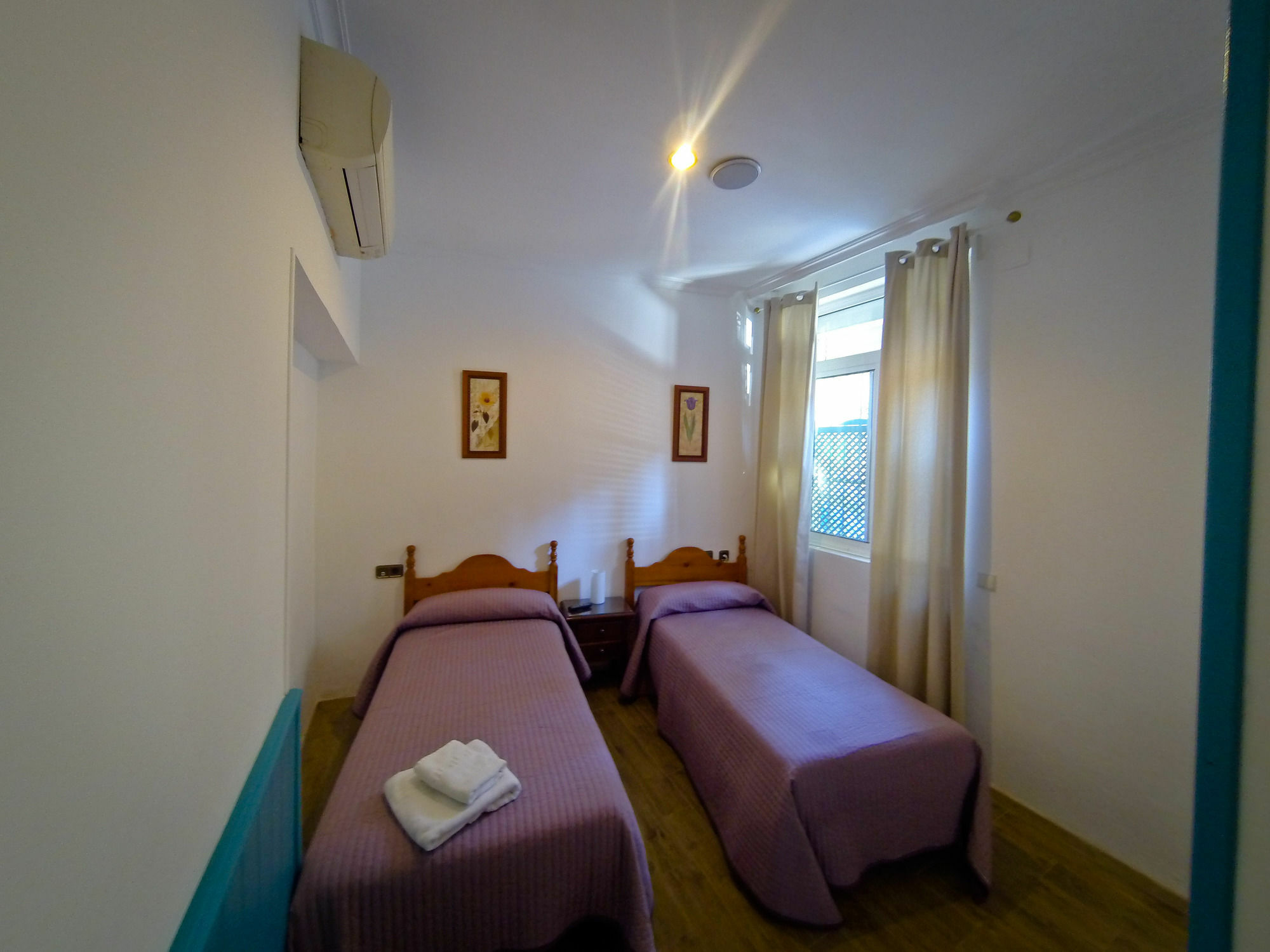 Hostal La Muralla Seville Exterior photo