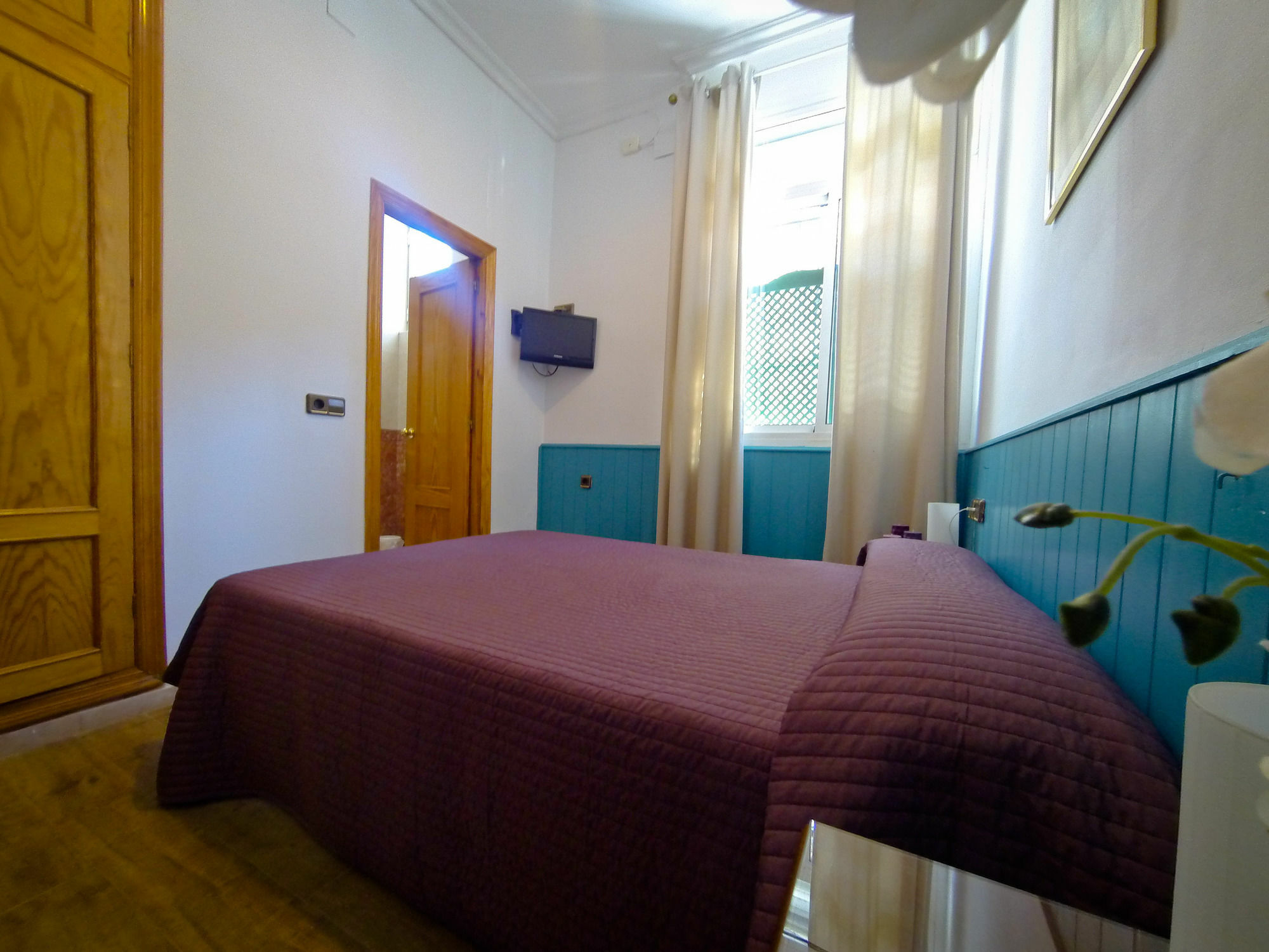Hostal La Muralla Seville Exterior photo