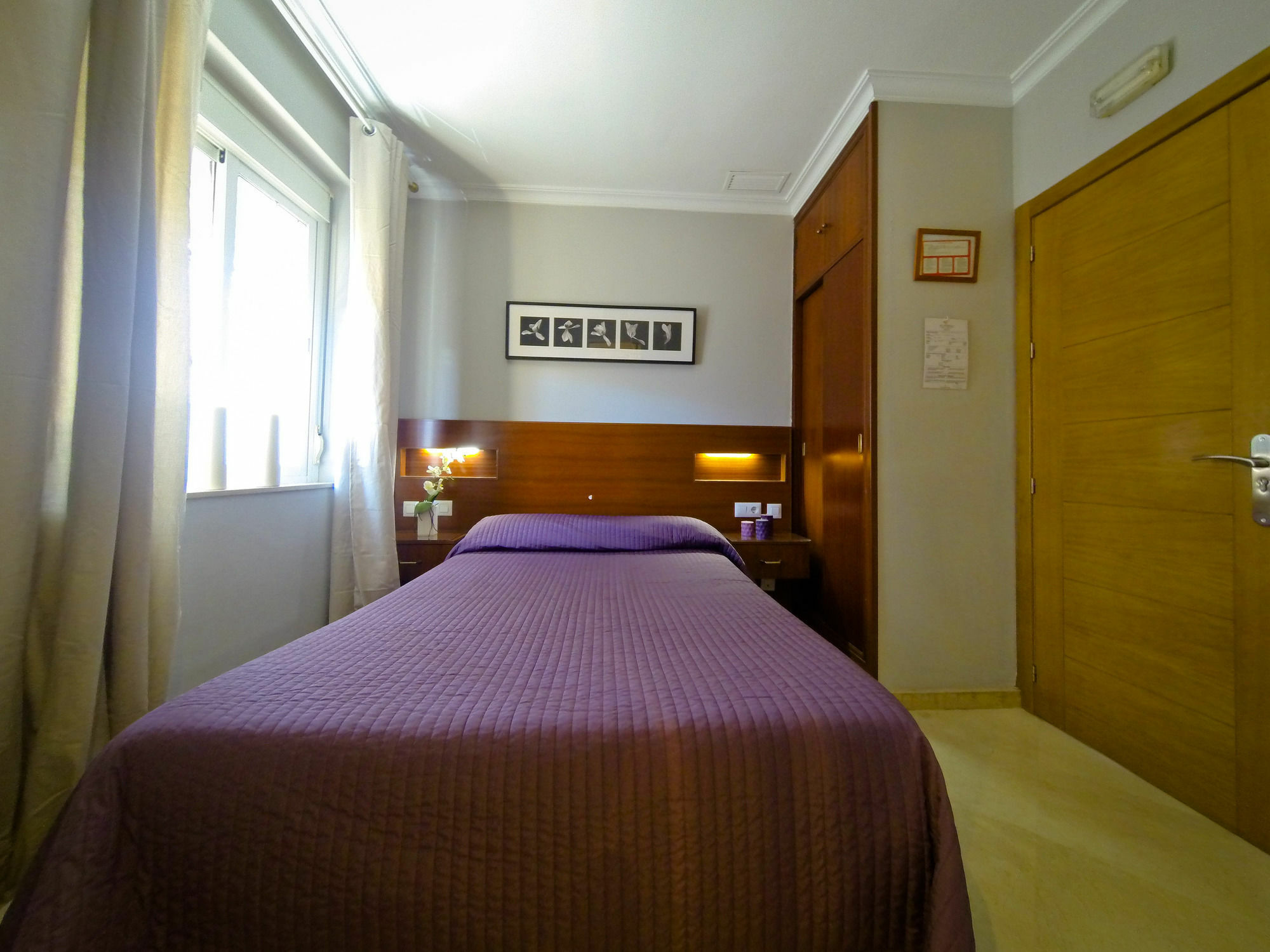 Hostal La Muralla Seville Exterior photo