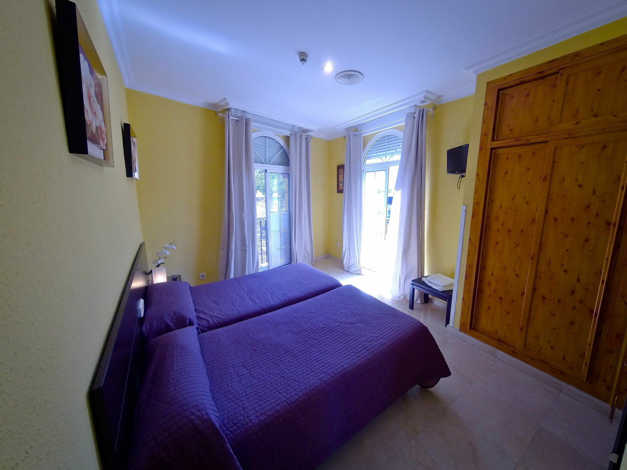 Hostal La Muralla Seville Exterior photo