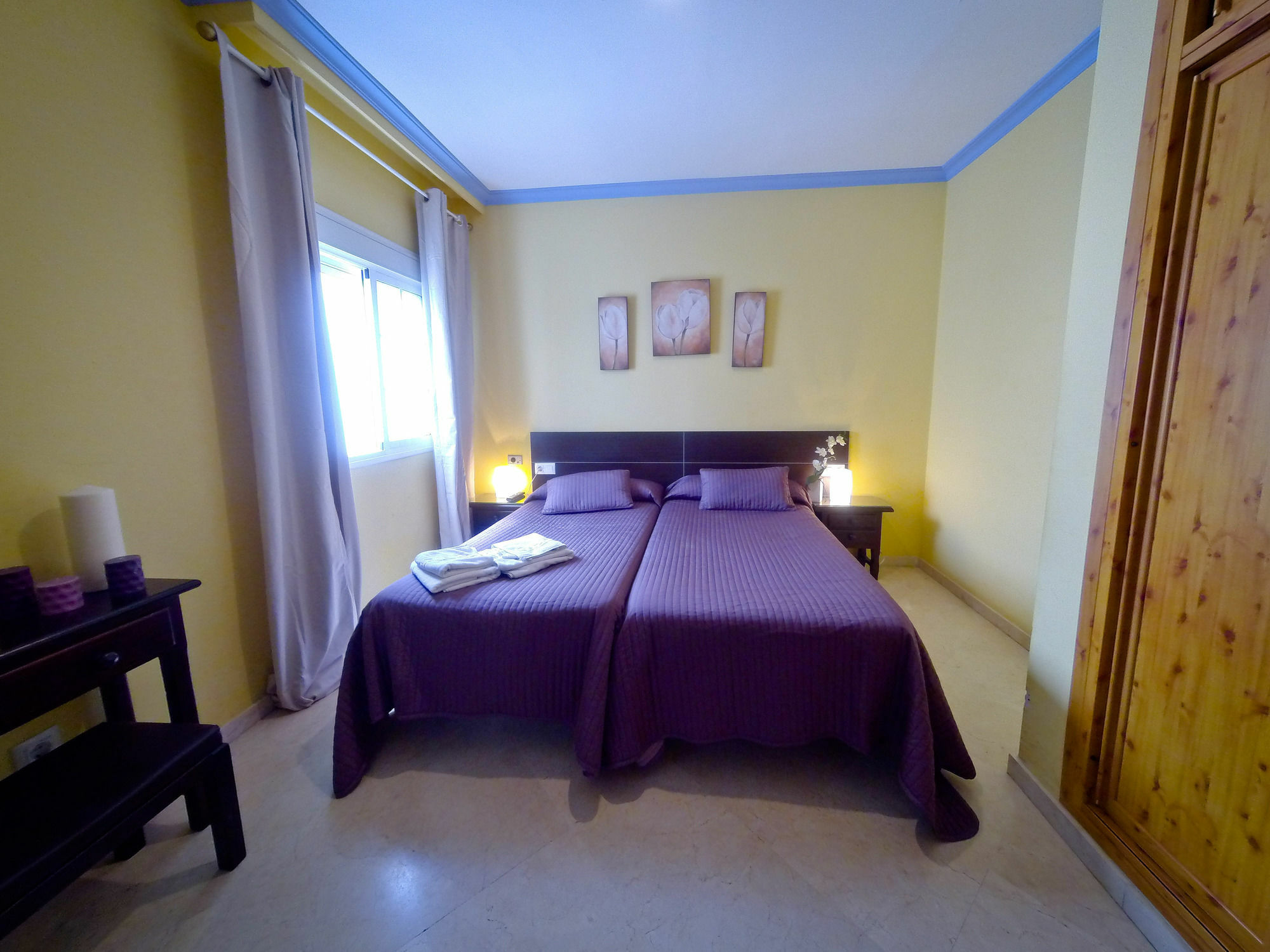 Hostal La Muralla Seville Exterior photo