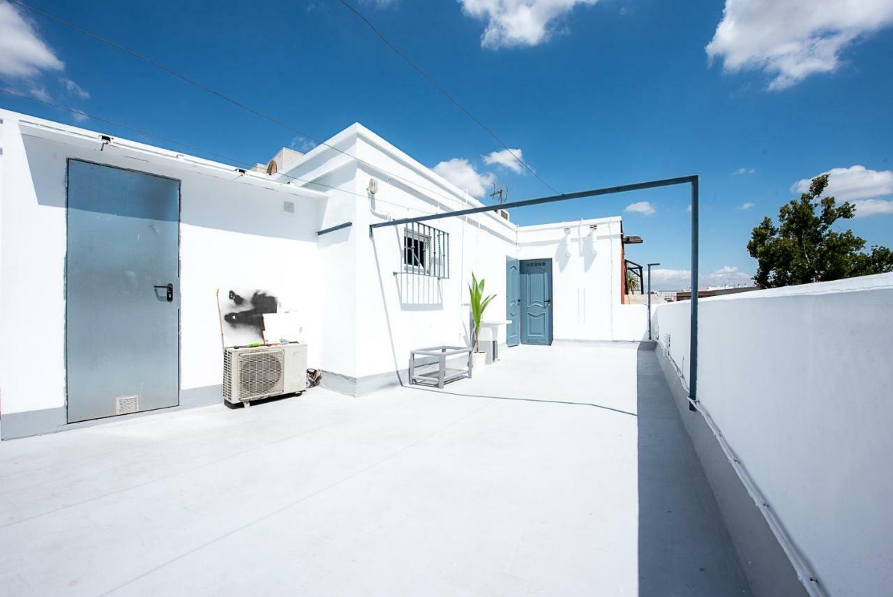 Hostal La Muralla Seville Exterior photo