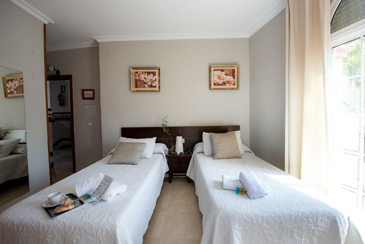 Hostal La Muralla Seville Exterior photo