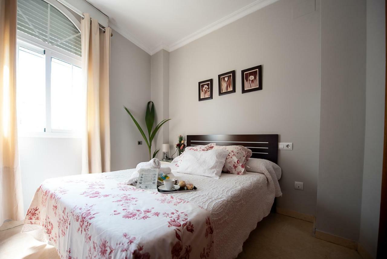 Hostal La Muralla Seville Exterior photo