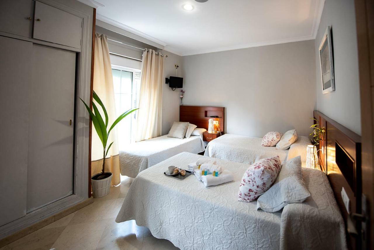 Hostal La Muralla Seville Exterior photo