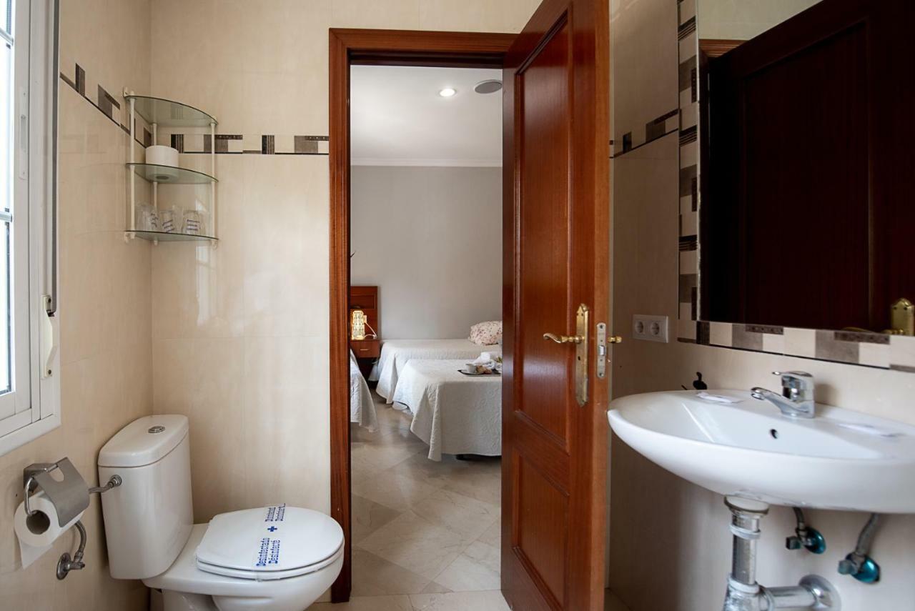 Hostal La Muralla Seville Exterior photo