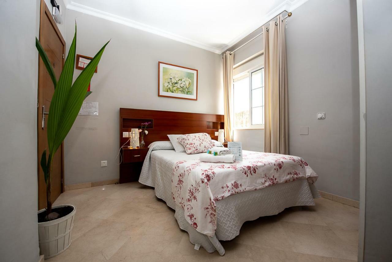 Hostal La Muralla Seville Exterior photo